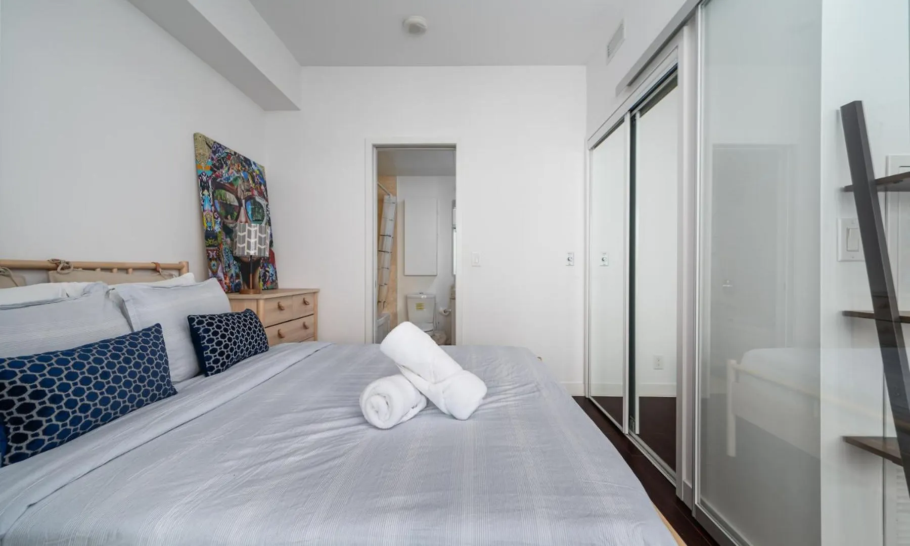Downtown Suites 1 Toronto Apartment