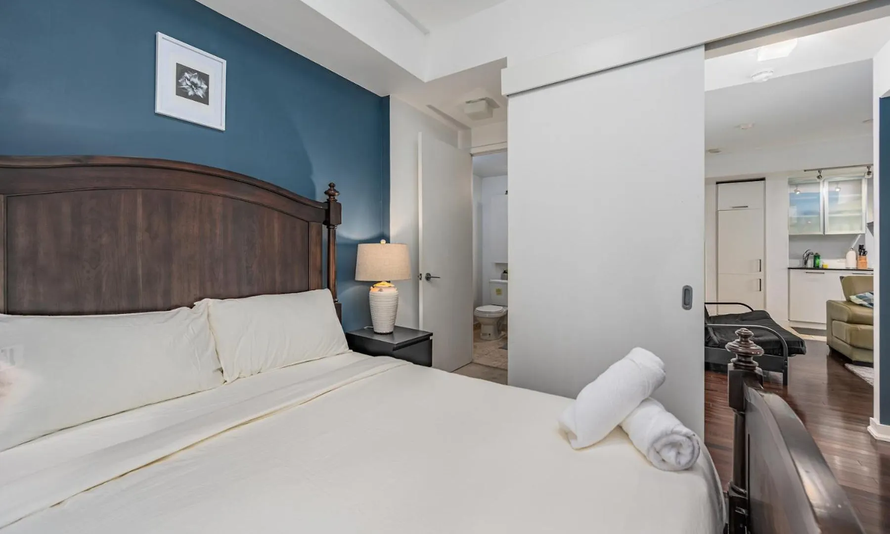Downtown Suites 1 Toronto Apartment
