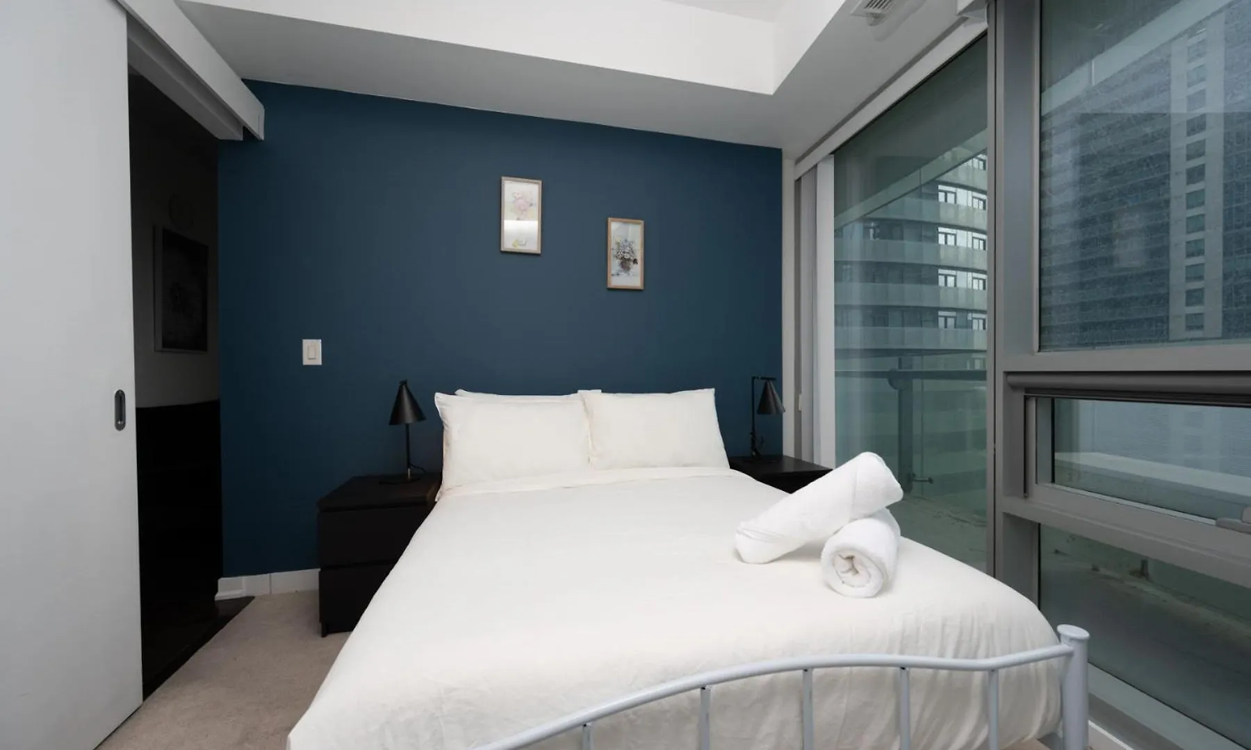 Downtown Suites 1 Toronto Apartment