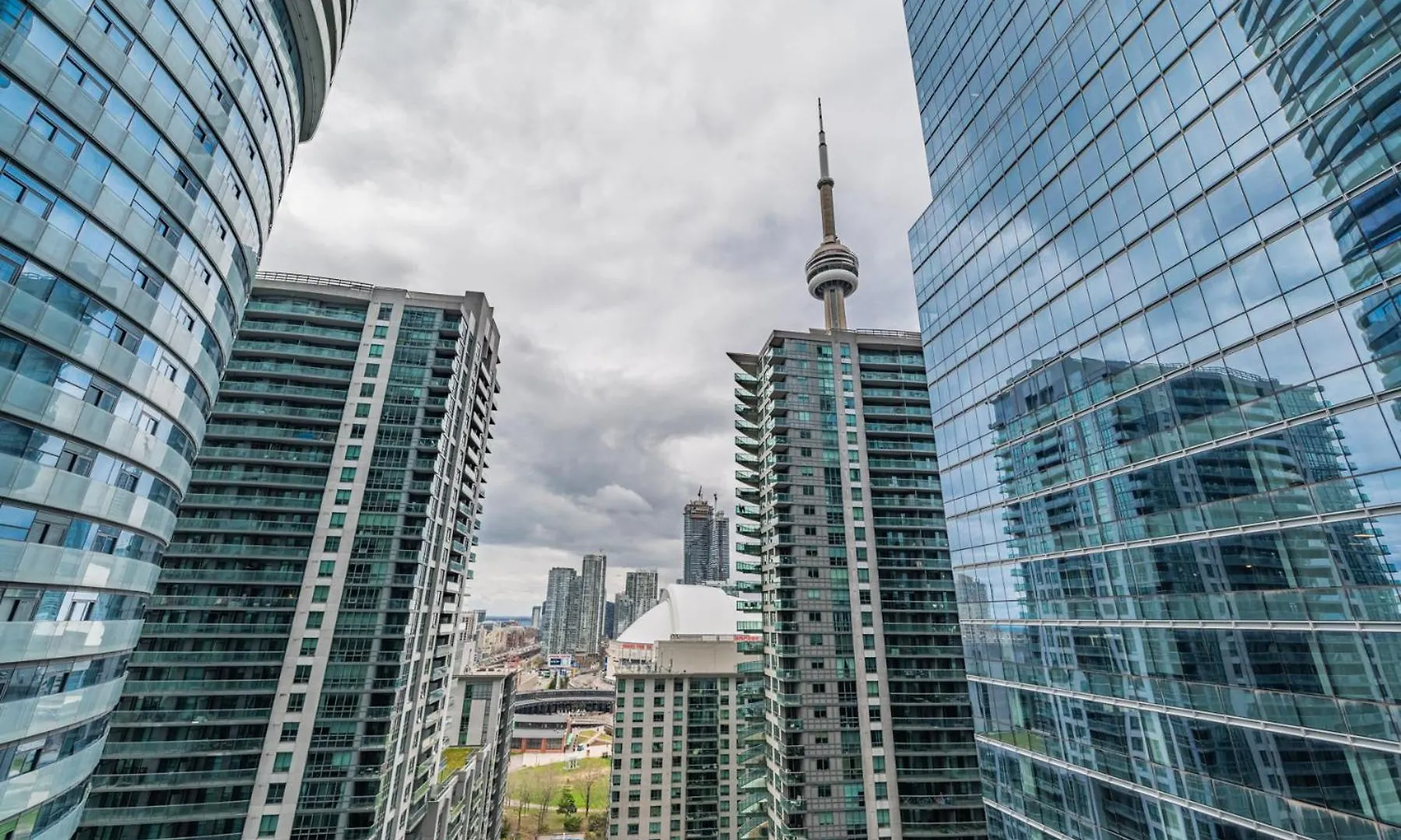 Downtown Suites 1 Toronto Apartment