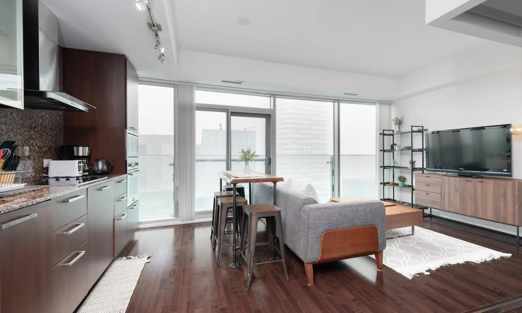 Апартаменты Downtown Suites 1 Торонто